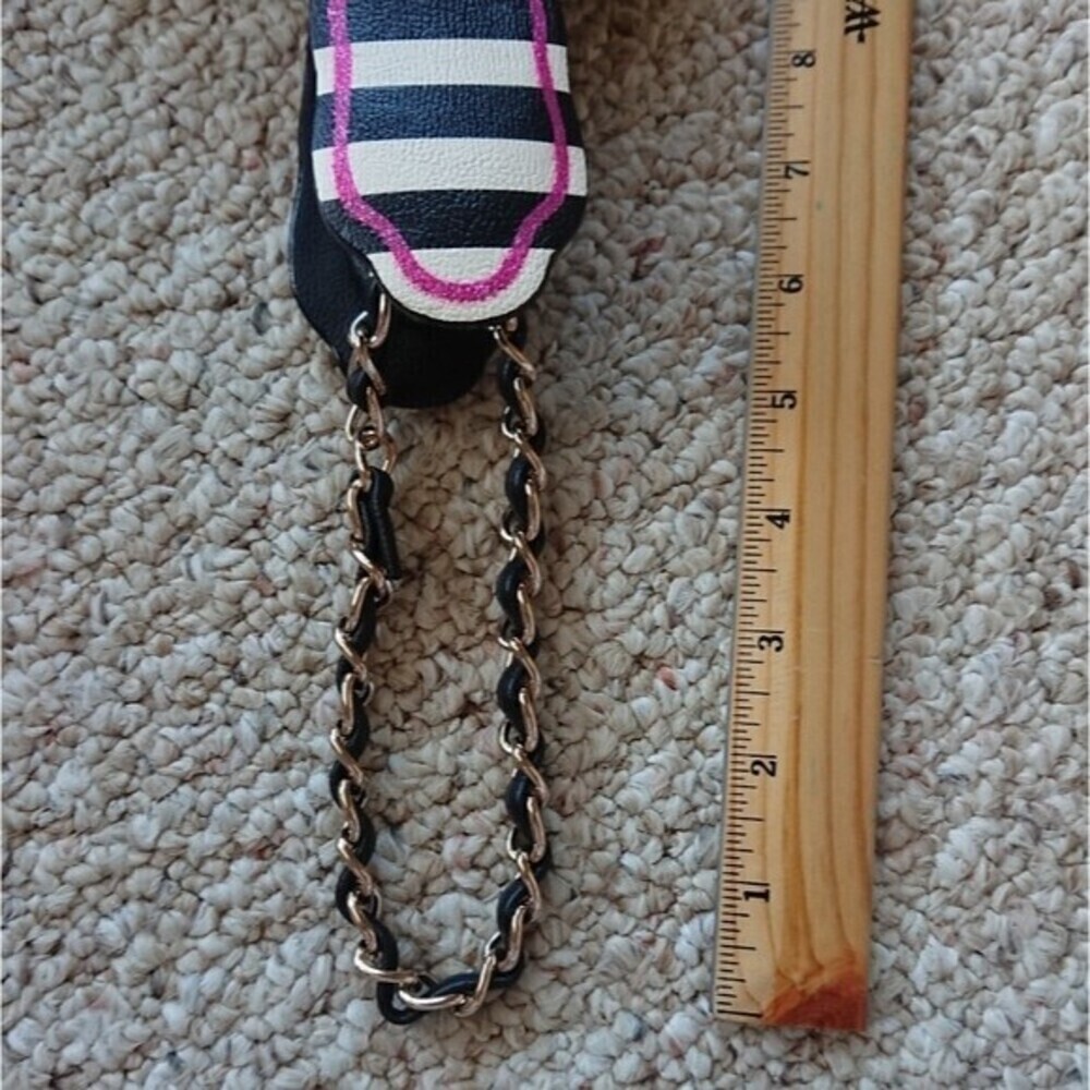 Super fun Betsey Johnson Glitter lips Mirror wristlet - Picture 12 of 12